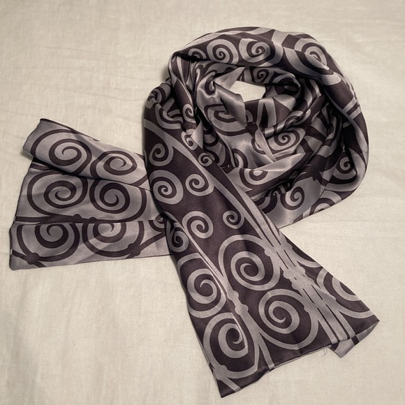 The Metropolitan Museum of Art scrolls silk scarf - Picture 2 of 16